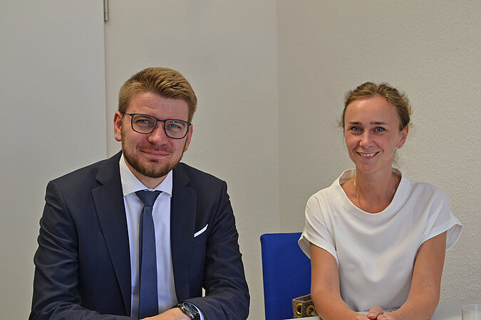 Sprachen über rechtliche Fragen rund ums Podcasten: Mirco Stellbrink (Kämper & Maiwald) und Claudia Linzel.