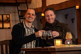 Die beiden ‚Verler Pils‘ Gründer Ferdinand Hollenhorst (links) und Nils Hennig. Foto: Verler Brauerei
