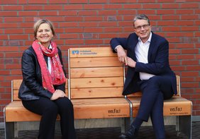 Ein Zeichen für Offenheit und Diversität: Nikola Weber (pro Wirtschaft GT) und Michael Deitert (Volksbank in Ostwestfalen und Wirtschaftsinitiative Kreis Gütersloh) auf der Vielfalts-Bank in der Moltkestraße in Gütersloh.