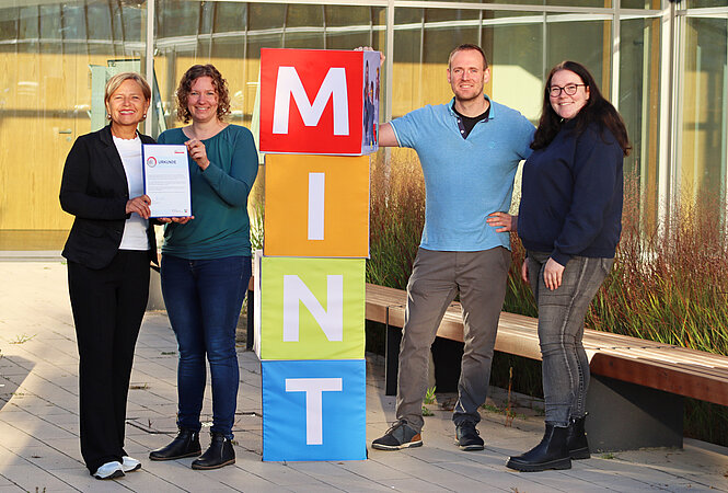 Das Team pro MINT GT freut sich über das zdi-Qualitätssiegel 2025 (v.l.): Nikola Weber, Franziska Monkenbusch, Dennis Berensmeier und Lena Kemper.