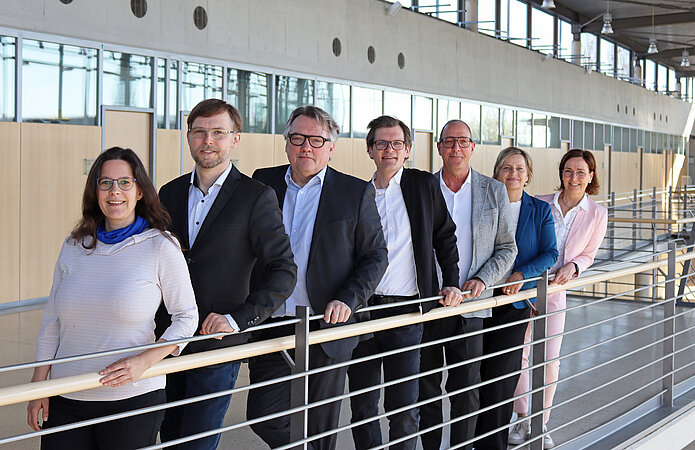 Informierten zu den Vorteilen und Möglichkeiten von Teilqualifikationen (v.l.): Julia Kerl (Agentur für Arbeit), Dr. Martin Noack (Bertelsmann Stiftung), Jörg Schlüpmann (DAA), Björn Huxoll (IHK Ostwestfalen zu Bielefeld), Christian Slotta (Kreis Gütersloh) Nikola Weber und Dr. Marita Reinkemeier (beide pro Wirtschaft GT).