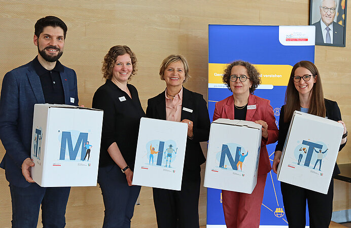 Feierten 15 Jahre MINT-Netzwerk und -Begeisterung im Kreis Gütersloh (v.l.): Ekrem Namazci (GDEXA), Franziska Monkenbusch (pro MINT GT), Nikola Weber (pro Wirtschaft GT), Julia Diamé (Ministerium für Kultur und Wissenschaft) und Vanessa Funke (Matrix GmbH).