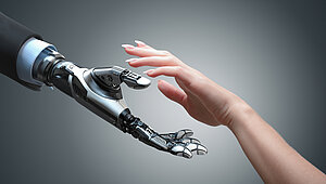 Zwei Hände (c) shutterstock.com