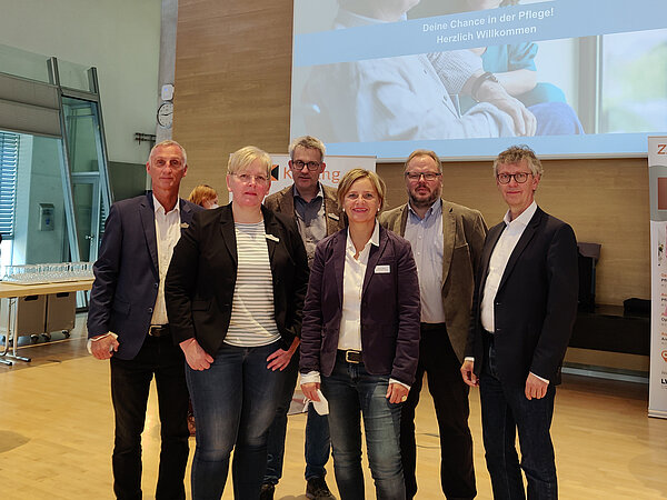 Informierten zum Einstieg in die Pflege (v.l.): Fred Kupczyk, Jobcenter Kreis Gütersloh, Barbara Winter, Kreis Gütersloh, Jürgen Blomeier, Kreis Gütersloh, Nikola Weber, pro Wirtschaft GT, Andreas Lühmann, Regionalagentur, und Uwe Borchers, Servicestelle Gesundheit sowie ZIG OWL.
