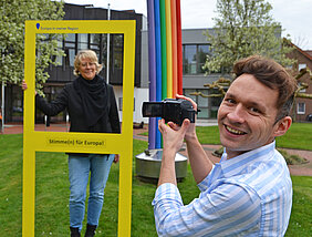 Stimmen für Europa: Rouven Piesch, Leiter EUROPE DIRECT Kreis Gütersloh beim Drehtermin mit Bürgermeisterin Susanne Mittag aus Langenberg.