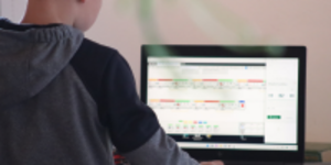 Jugendlicher programmiert am Laptop