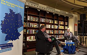 Siebo Janssen und Moderator Jochen Leyhe auf der Bühne.