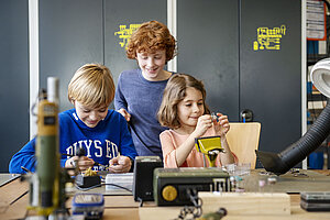 Kinder am Experimentieren (c) zdi NRW