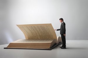 Mensch neben einem Buch (c) Ollyy / shutterstock.com