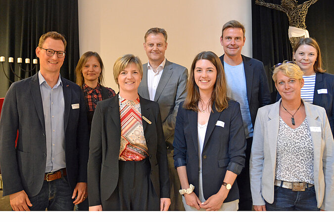 Sorgten für einen Abend rund um Digitalisierung (v.l.n.r.): Christian Terhechte (Neuland Medien), Eva Laanemäe (Radius Machining), Miriam Bürger (Stadt Rietberg), Jörg Schieb, Kathrin Bünte (pro Wirtschaft GT), Andreas Sunder (Bürgermeister Stadt Rietberg), Birgit Kostner (F7 Digital) und Anna Niehaus (pro Wirtschaft GT).