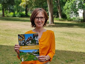 Das sind die Glanzlichter: Marion Lauterbach mit der neuen Broschüre der pro Wirtschaft GT.