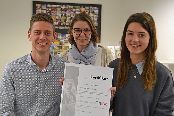 Ab sofort Startercenter NRW (v.l.): Christoph Küster, Anna Niehaus und Kathrin Bünte von der pro Wirtschaft GT.