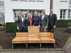 Ein Zeichen für Vielfalt am Standort Wiedenbrück (v.l.): Emilian Klein (Vorstandsmitglied der Kreissparkasse Halle-Wiedenbrück), Nikola Weber (pro Wirtschaft GT), Dirk Bathe (wertkreis Gütersloh), Marcel Knüwer, (Leiter BeratungsCenter Wiedenbrück) und Volker Ervens (Wirtschaftsinitiative Kreis Gütersloh).