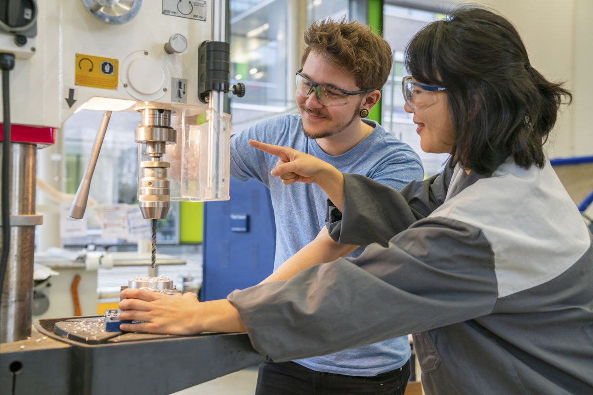 MINT Experiment mit zwei Jugendlichen © zdi.NRW