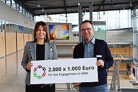 Landrätin Ina Laukötter und Boris Voß von der pro Wirtschaft GT GmbH begrüßen den Start der sechsten Förderrunde des Programms „2.000 x 1.000 Euro für das Engagement“.