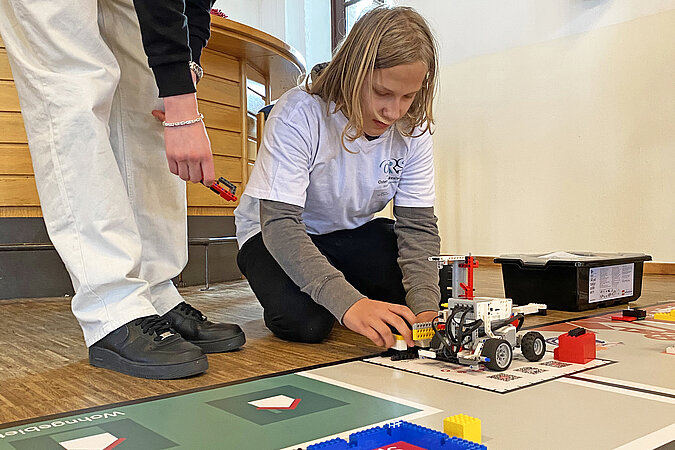 Bz: Jean Luc von der Osterrath Realschule bereitet seinen Roboter auf die nächste Aufgabe vor.