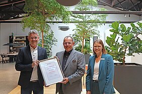 Volker Ervens (links) und Anna Niehaus zeichneten Achim Lübbering und die Johannes Lübbering GmbH als Standorthelden im Kreis Gütersloh aus.
