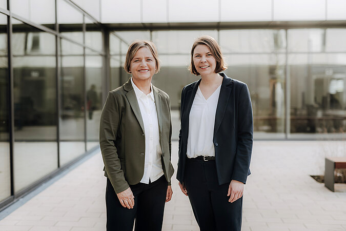 Richten den Blick auf den Wirtschaftsstandort Kreis Gütersloh 2035: pro Wirtschaft GT Geschäftsführerinnen Nikola Weber (links) und Anna Niehaus.