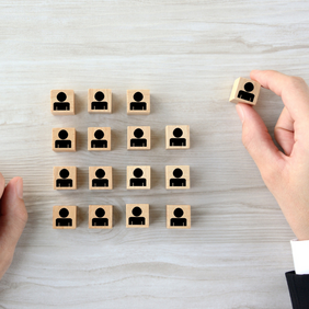 Eine Person verschiebt Personalbausteine