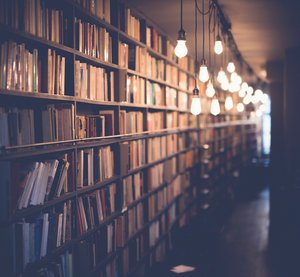 Bücherregal (c) pixabay.com