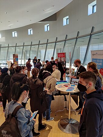 Rund 60 Besucher informierten sich im Kreishaus Gütersloh zum Einstieg in die Pflege.
