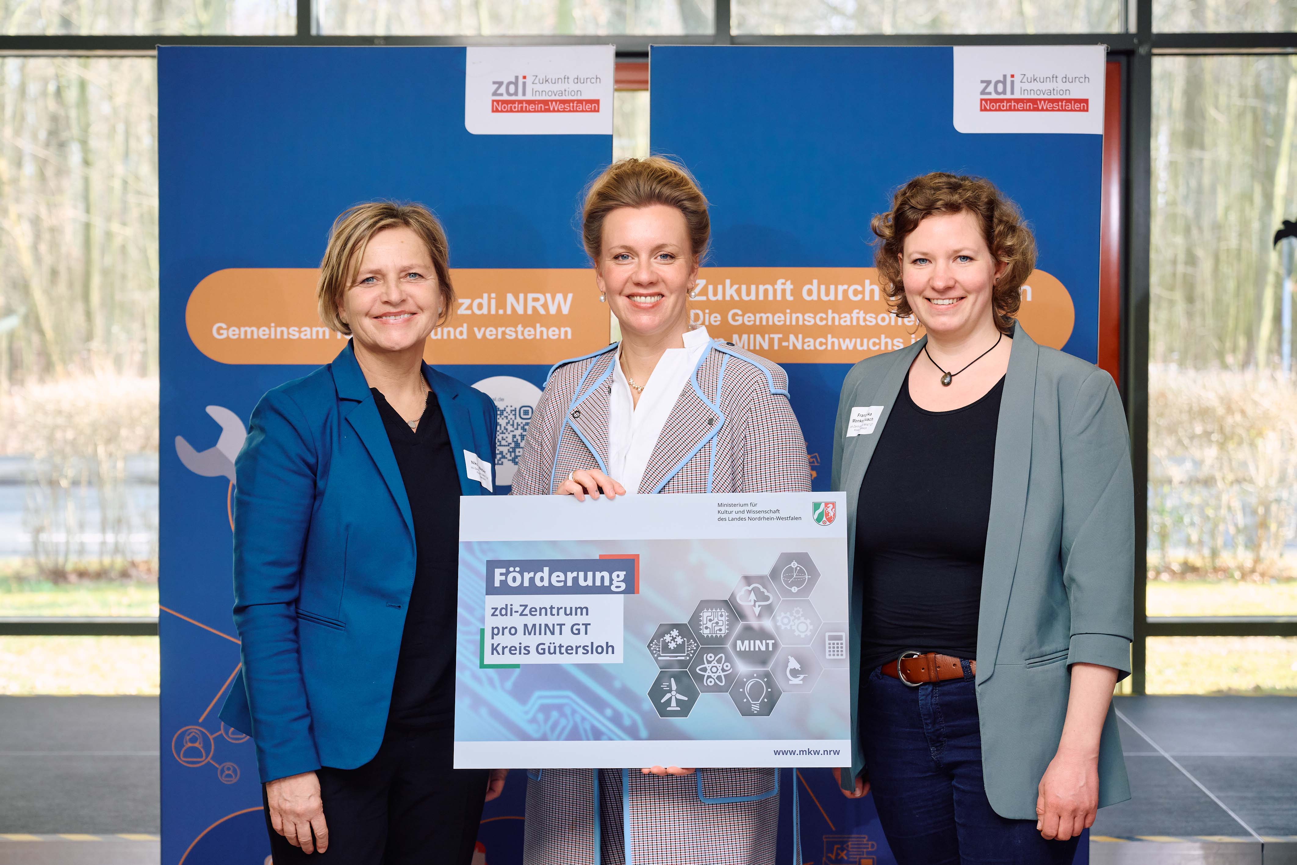 Ministerin Ina Brandes überreichte die Förderzusage an Nikola Weber (links) und Franziksa Monkenbusch (rechts).