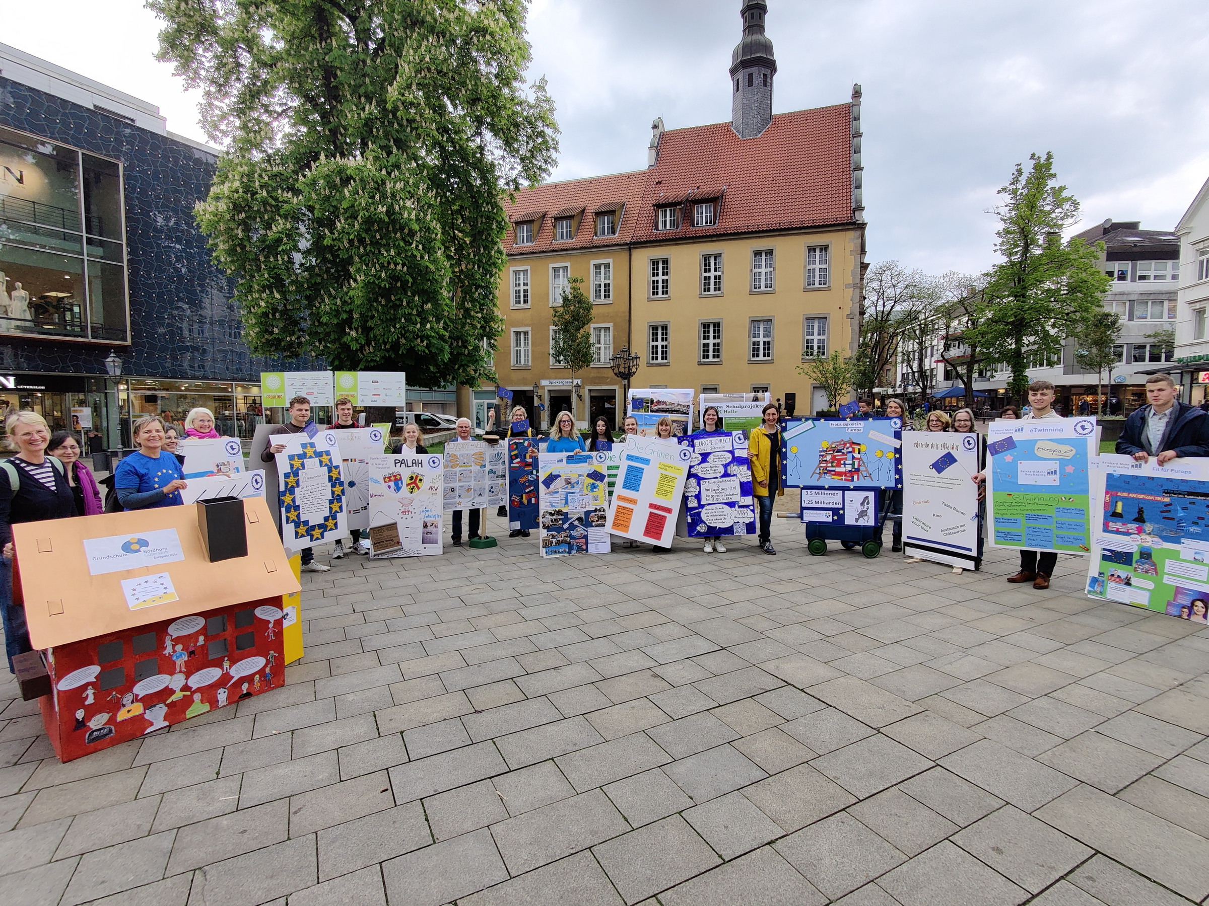 Viele Menschen zeigen ihre Plakate auf dem Berliner Platz.