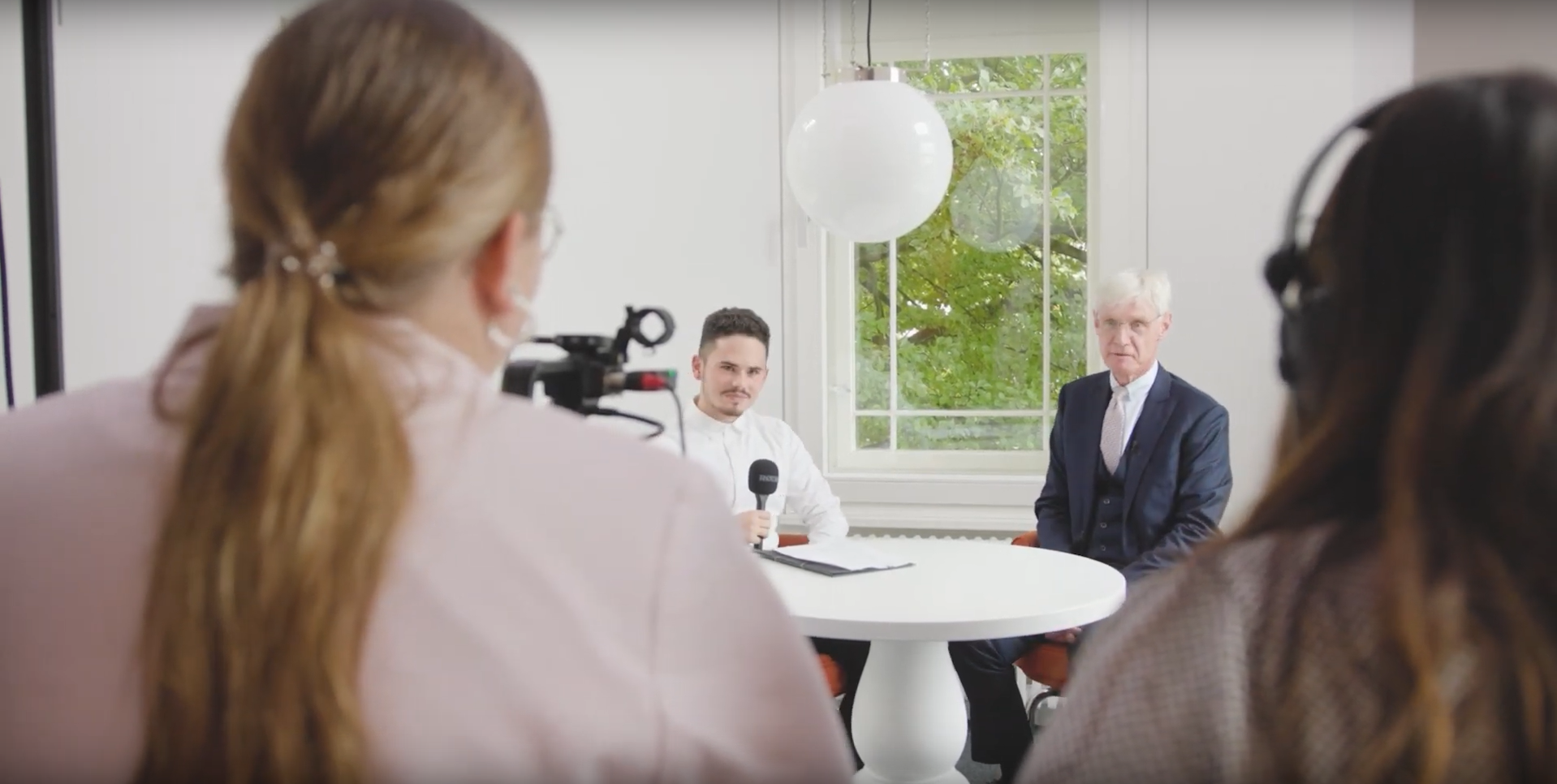 Per Kamera Ausbildungsberufe im Blick. Hier die Ausbildung zur Rechtsanwalt- und Notarfachangestellten in der Kanzlei Haus Buchwald in Gütersloh.