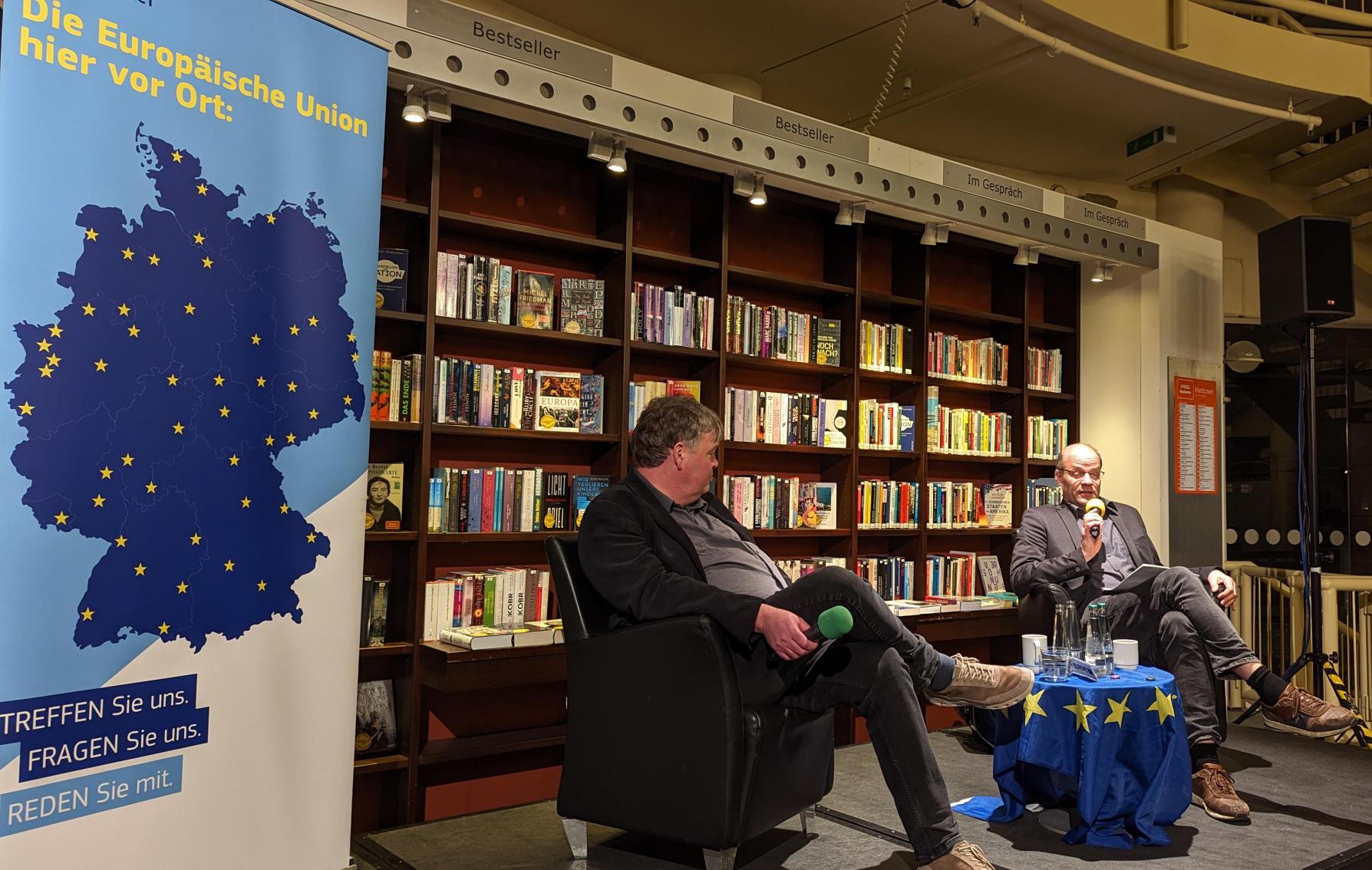 Siebo Janssen und Moderator Jochen Leyhe auf der Bühne.