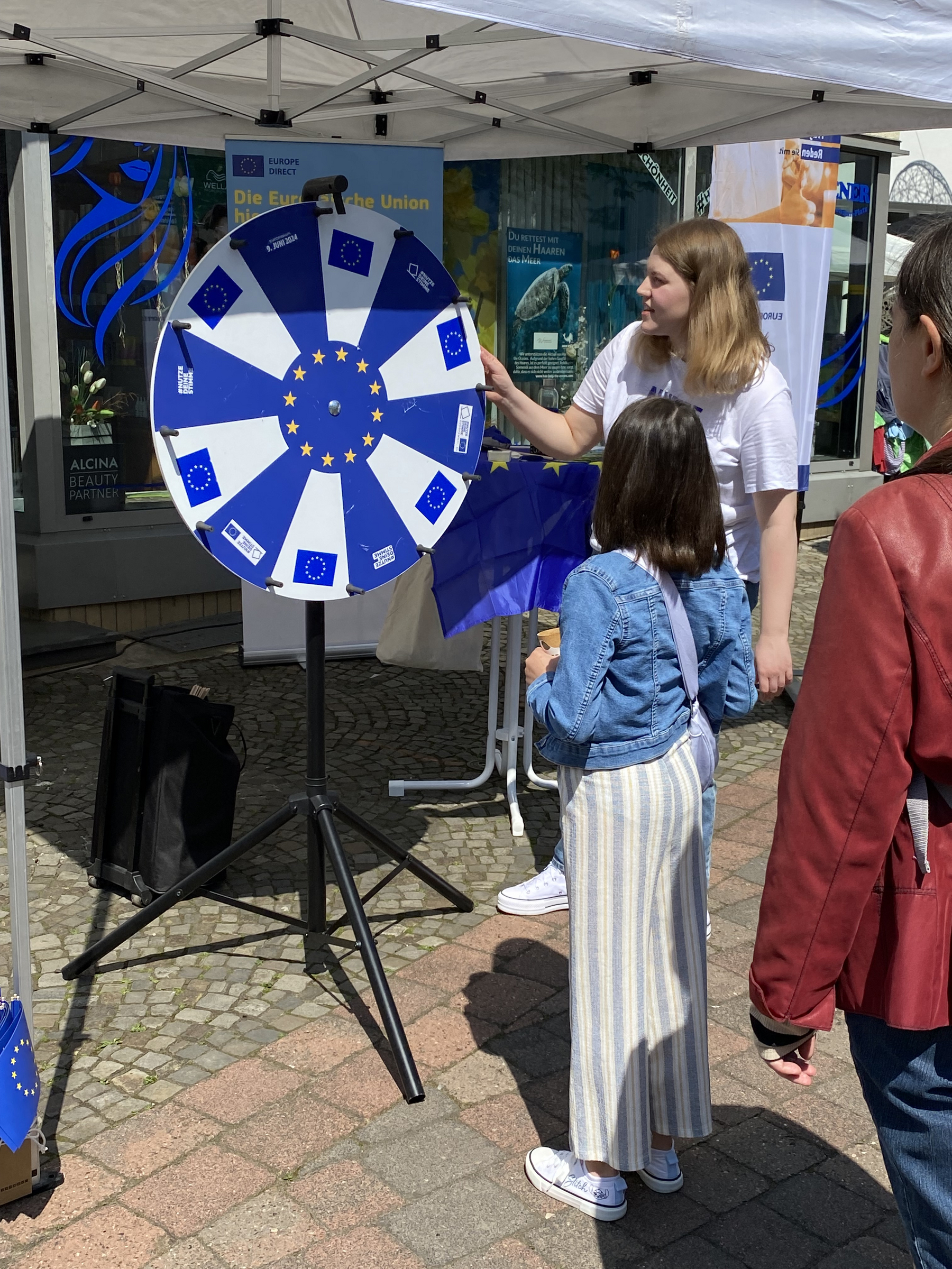 Im Europadorf wurde fleißig am Glücksrad gedreht. Betreut wird dieses von der Praktikantin Hannah Böddicker, Praktikantin des EURPOE DIRECT Kreis Gütersloh.
