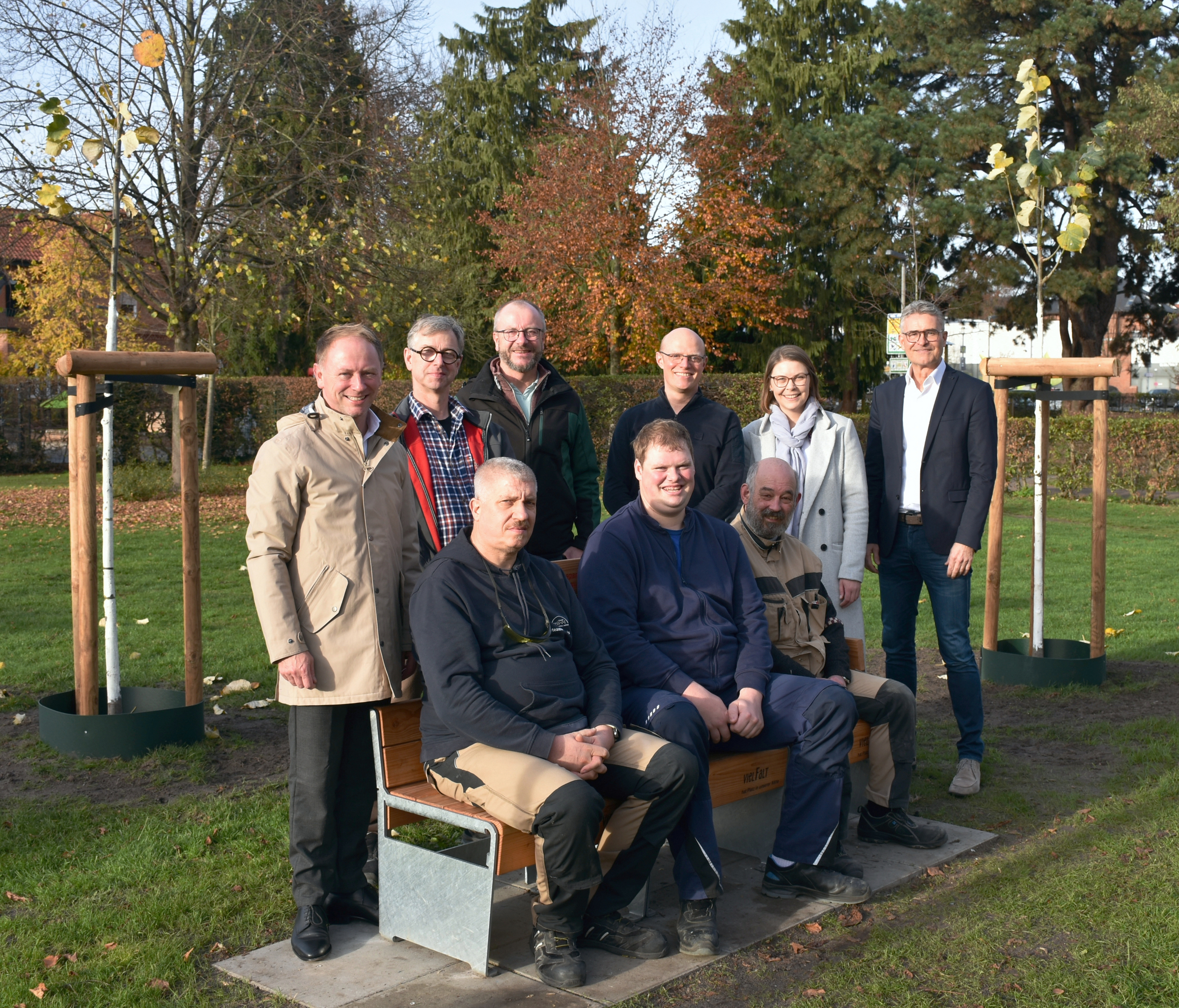 Über die Vielfalts-Bank im Haller Landratsgarten freuen sich (von links): Emilian Klein (Kreissparkasse Halle-Wiedenbrück), Bernd Kolm und Frank Martinschledde (Wertkreis Gütersloh), Manfred Bonensteffen (Stadt Halle), Matthes Nienaber, Dirk Bathe und Bodo Raschke (Wertkreis Gütersloh), Anna Niehaus (pro Wirtschaft GT) sowie Volker Ervens (Wirtschaftsinitiative Kreis Gütersloh).