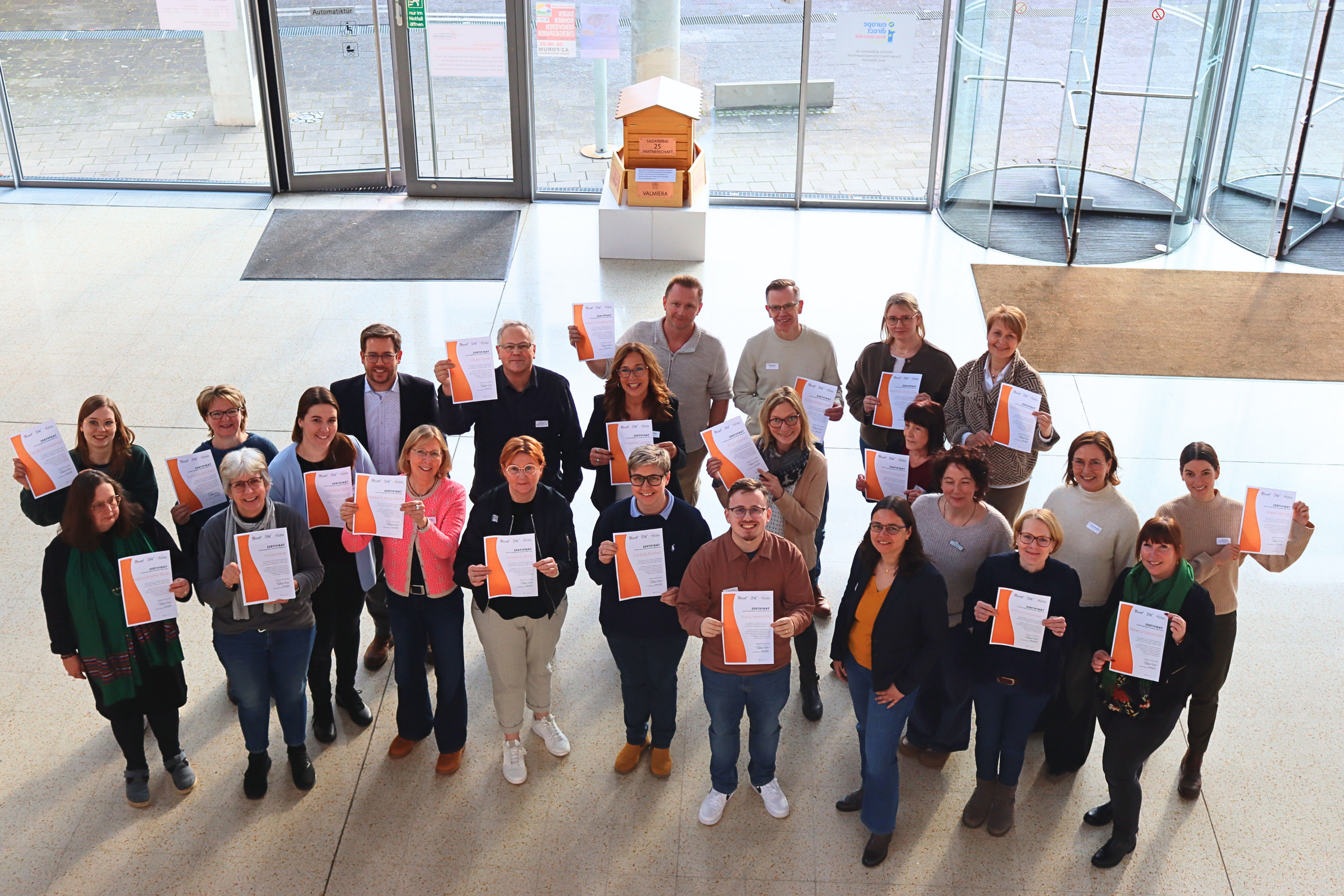 Kompetente Ansprechpersonen für Kolleginnen und Kollegen: Referenten und Teilnehmende des Qualifizierungslehrgangs zum ‚Betrieblichen Pflege-Lotsen‘