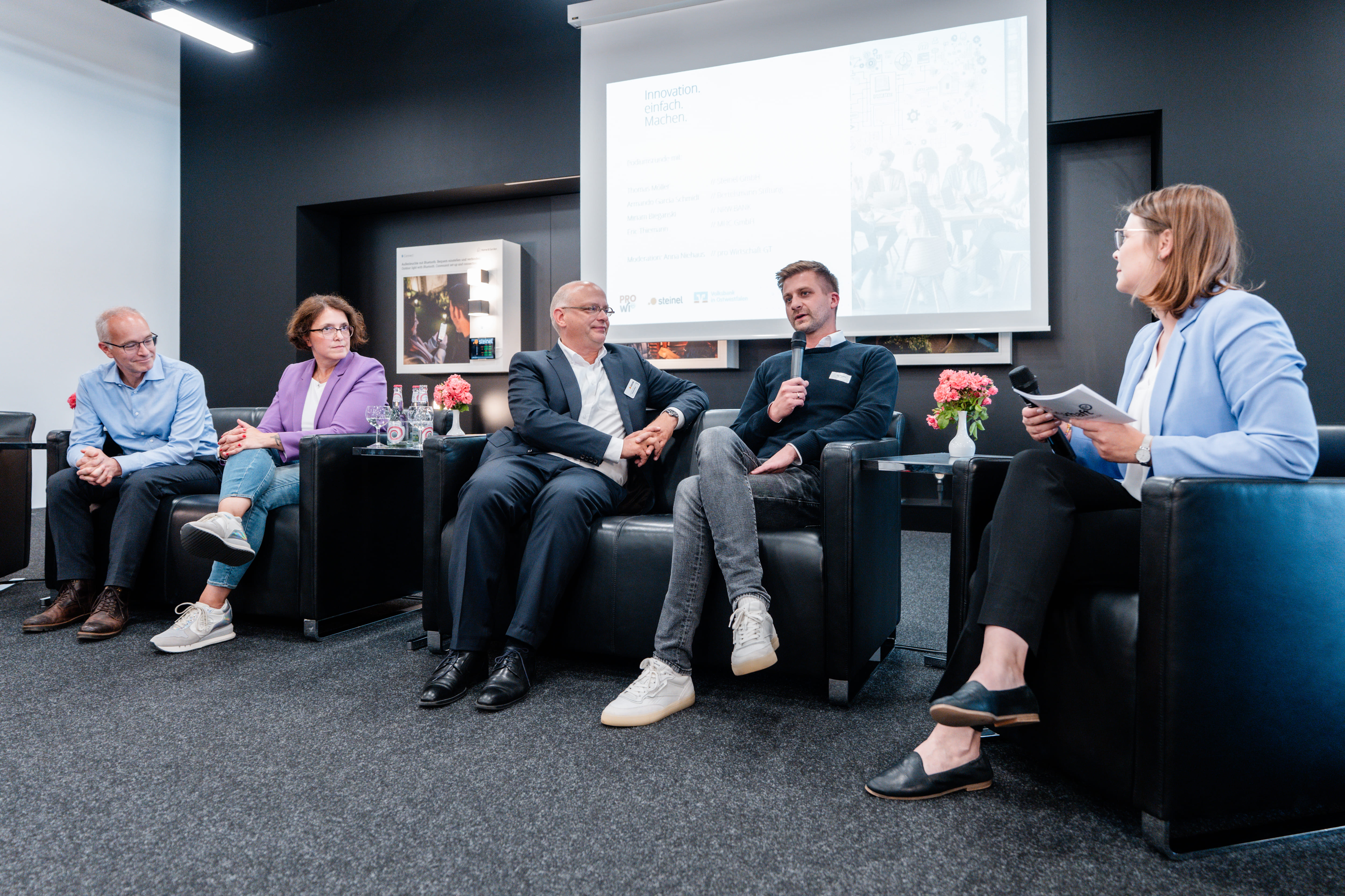 Armando García Schmidt (Bertelsmann Stiftung), Miriam Bieganski (NRW.BANK), Thomas Möller (Steinel GmbH), Eric Thiemann (MHC GmbH) und Anna Niehaus (pro Wirtschaft GT).