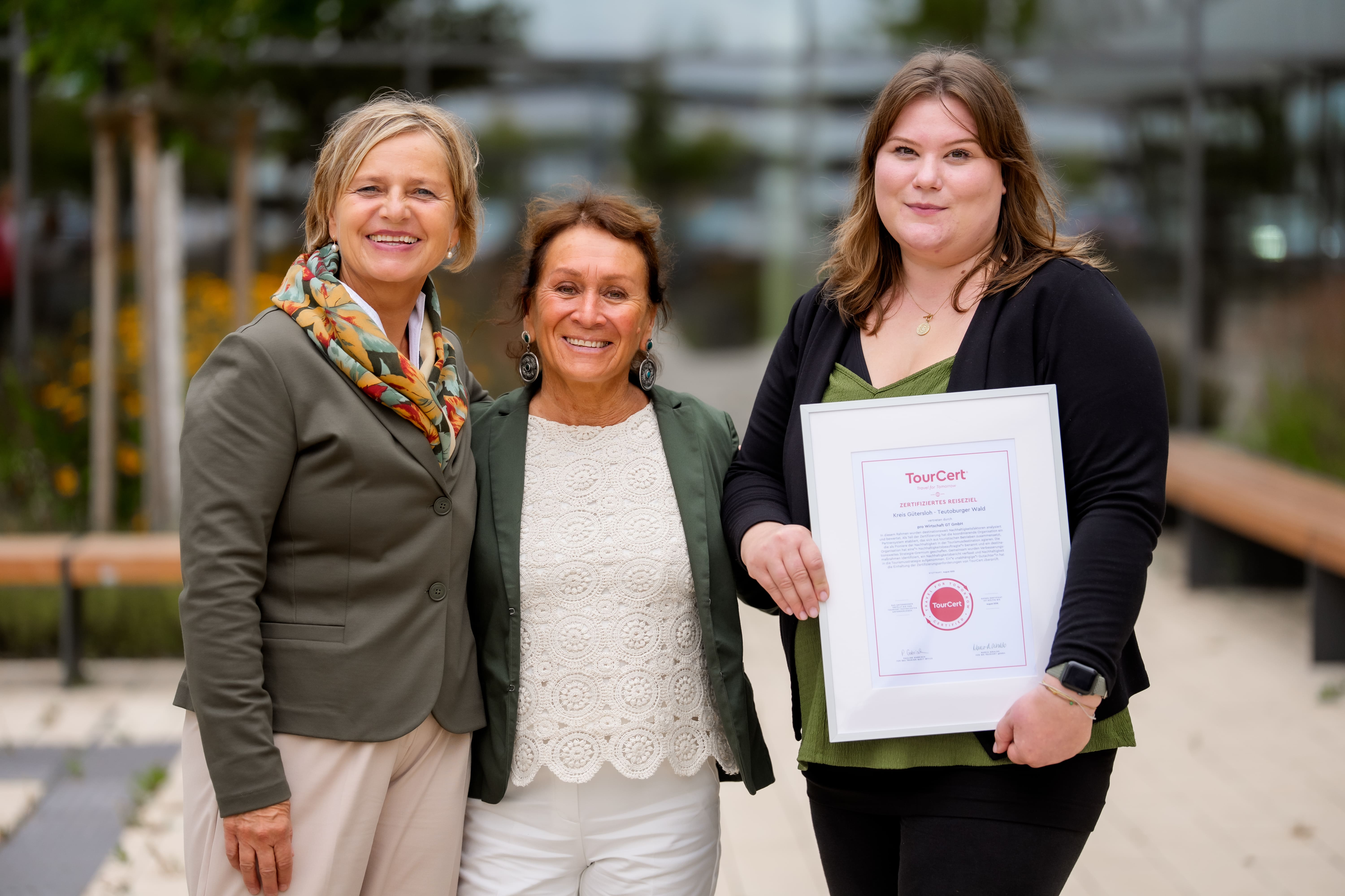 Angela Giraldo (Mitte) von TourCert überreichte das Zertifikat an Nikola Weber (links) und Kathrin Apel von der pro Wirtschaft GT.