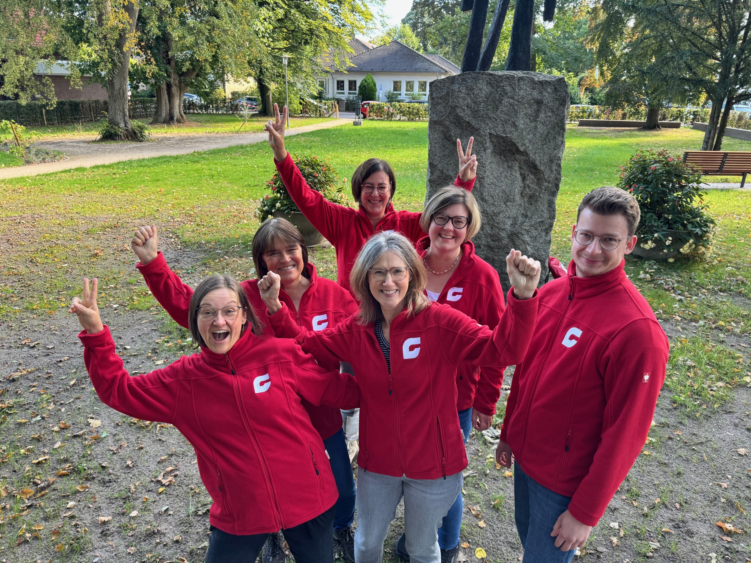 Freuen sich über die Nominierung zum ADAC Tourismuspreis NRW: Anne Waldow (Stadt Borgholzhausen), Beate Gunia (Stadt Halle/Westf.), Martina Janßen (Stadt Versmold), Marion Lauterbach (proWi GT), Sandra Wursthorn (Stadt Werther/Westf.), Dominic Rudek (Gemeinde Steinhagen) Foto: Arbeitsgemeinschaft Weg für Genießer