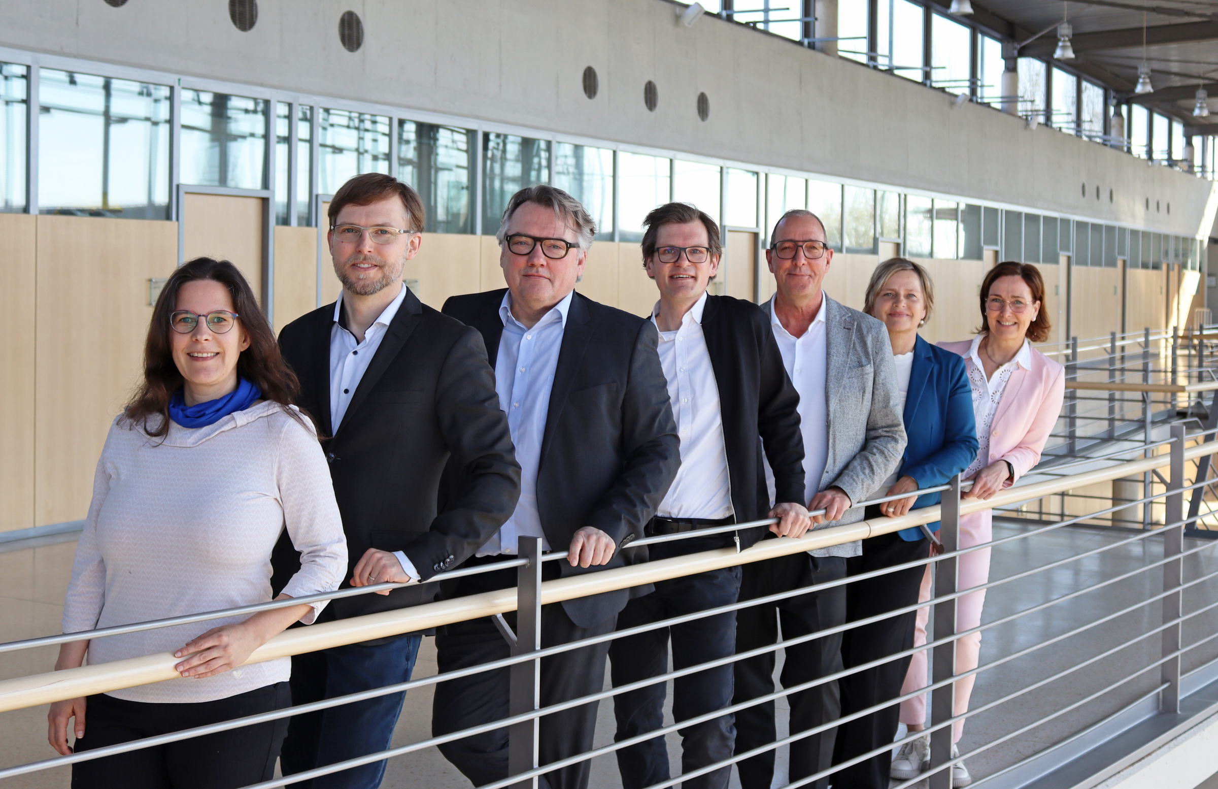 Informierten zu den Vorteilen und Möglichkeiten von Teilqualifikationen (v.l.): Julia Kerl (Agentur für Arbeit), Dr. Martin Noack (Bertelsmann Stiftung), Jörg Schlüpmann (DAA), Björn Huxoll (IHK Ostwestfalen zu Bielefeld), Christian Slotta (Kreis Gütersloh) Nikola Weber und Dr. Marita Reinkemeier (beide pro Wirtschaft GT).