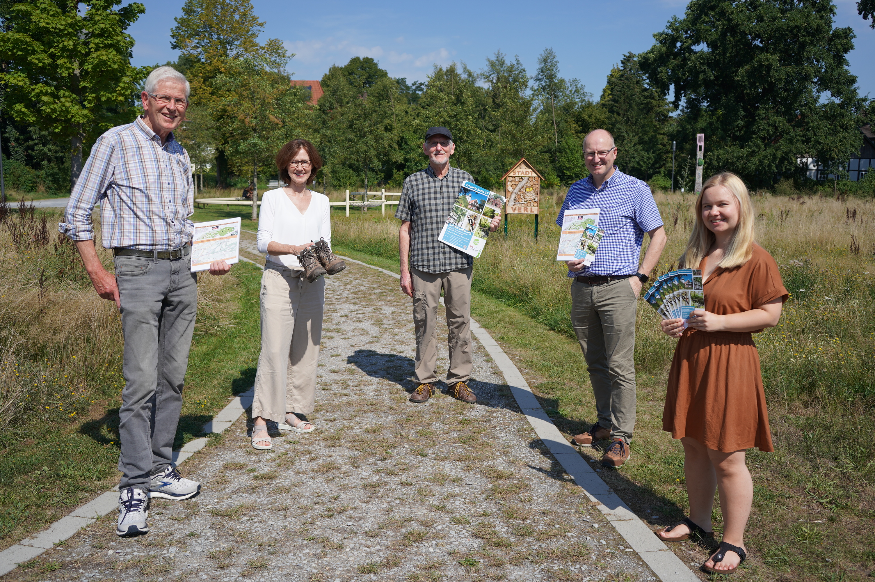 Die Verler Kulturlandschaft steht am 18. September 2022 bei der geführten Wanderung auf dem Programm (Foto: Elke Hänel, Stadt Verl) v. l.: Bernhard Klotz (Heimatverein), Marion Lauterbach (prowi GT), Wolfang Eckholt (Heimatverein),  Bürgermeister Michael Esken und Jessica Dobinsky, Stadt Verl