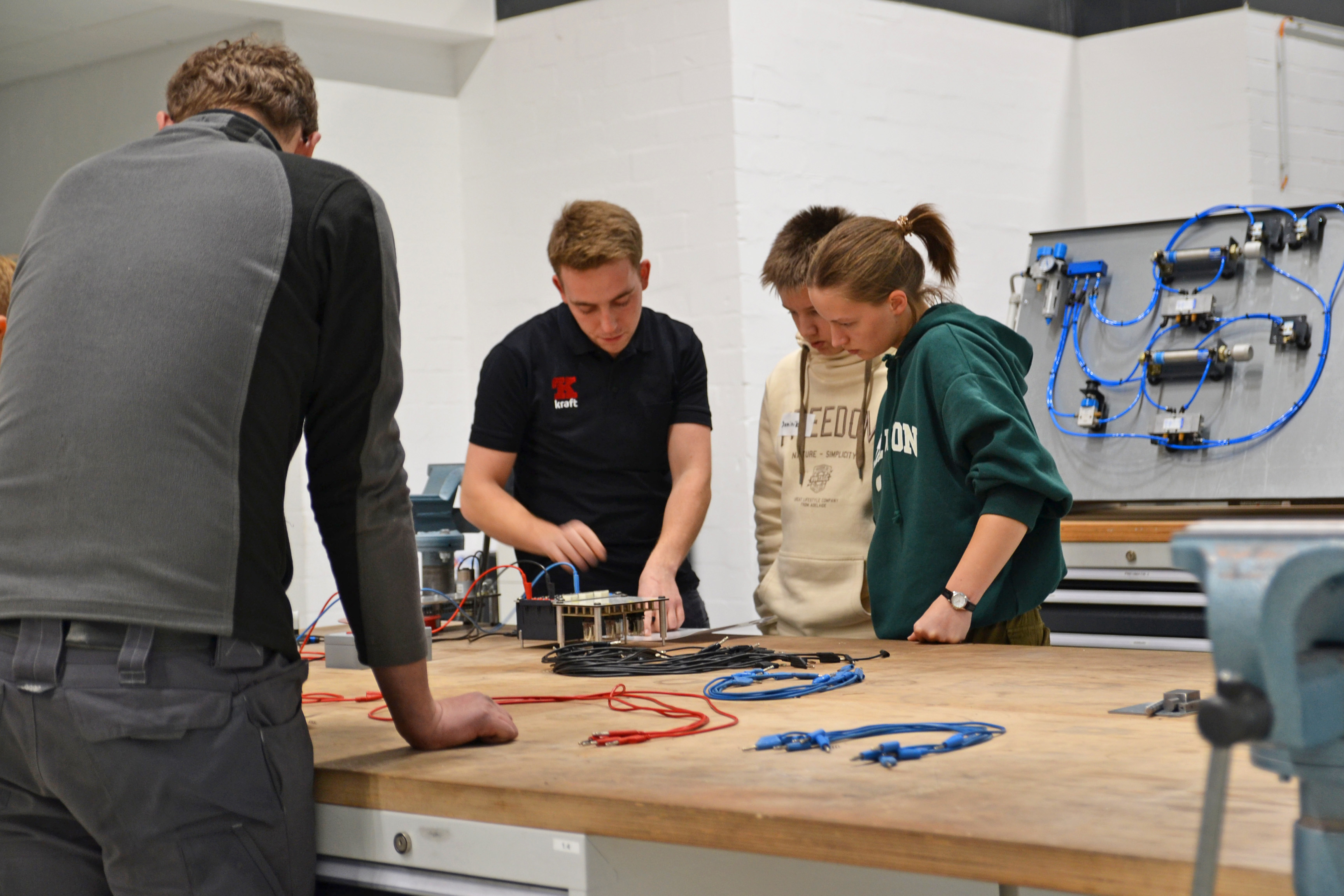 Über einen Unternehmensbesuch zum Ausbildungsstart: Bei der AusbildungsAktion.KreisGT können Jugendliche viele Unternehmen, wie zum Beispiel hier Kraft Maschinenbau aus Rietberg, entdecken.
