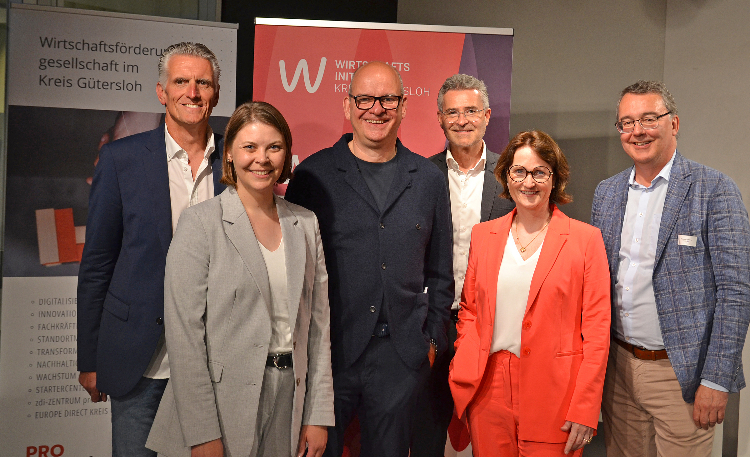 Blickten gemeinsam auf die Zukunft des Wirtschaftsstandorts Kreis Gütersloh (v.l.): Ulrich Lünstroth (Bertelsmann), Anna Niehaus (pro Wirtschaft GT), Volker Johannhörster (p.l.i. solutions GmbH), Volker Ervens (Wirtschaftsinitiative Kreis Gütersloh), Prof. Dr. Andrea Kaimann (HSBI) und Stephan Schierke (Arvato).