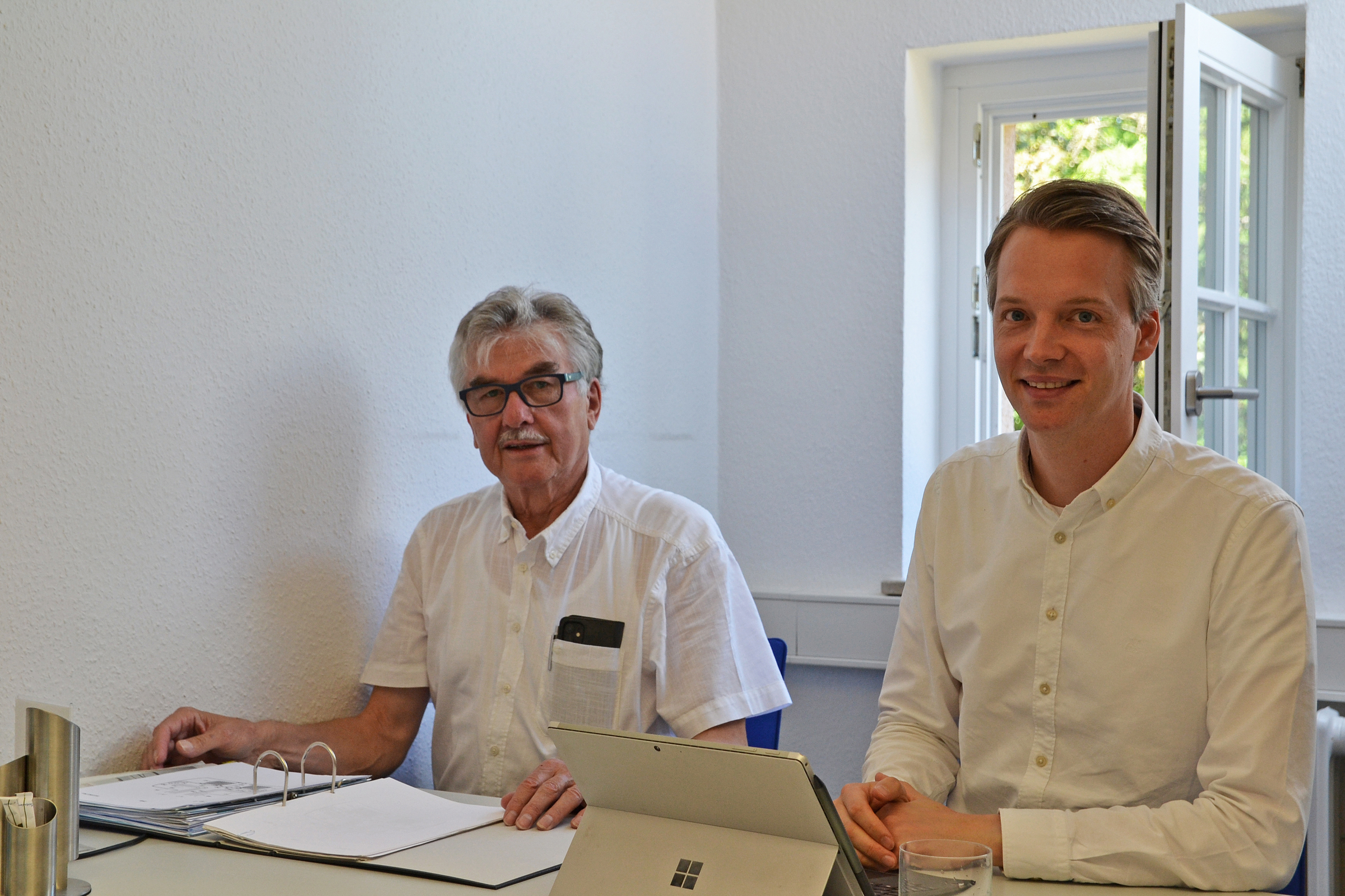 Ein gemeinsamer Blick auf Patente, Schutzrechte und mehr: Erfinder Ulrich Schröder und Patentanwalt Maximilian Pellengahr 