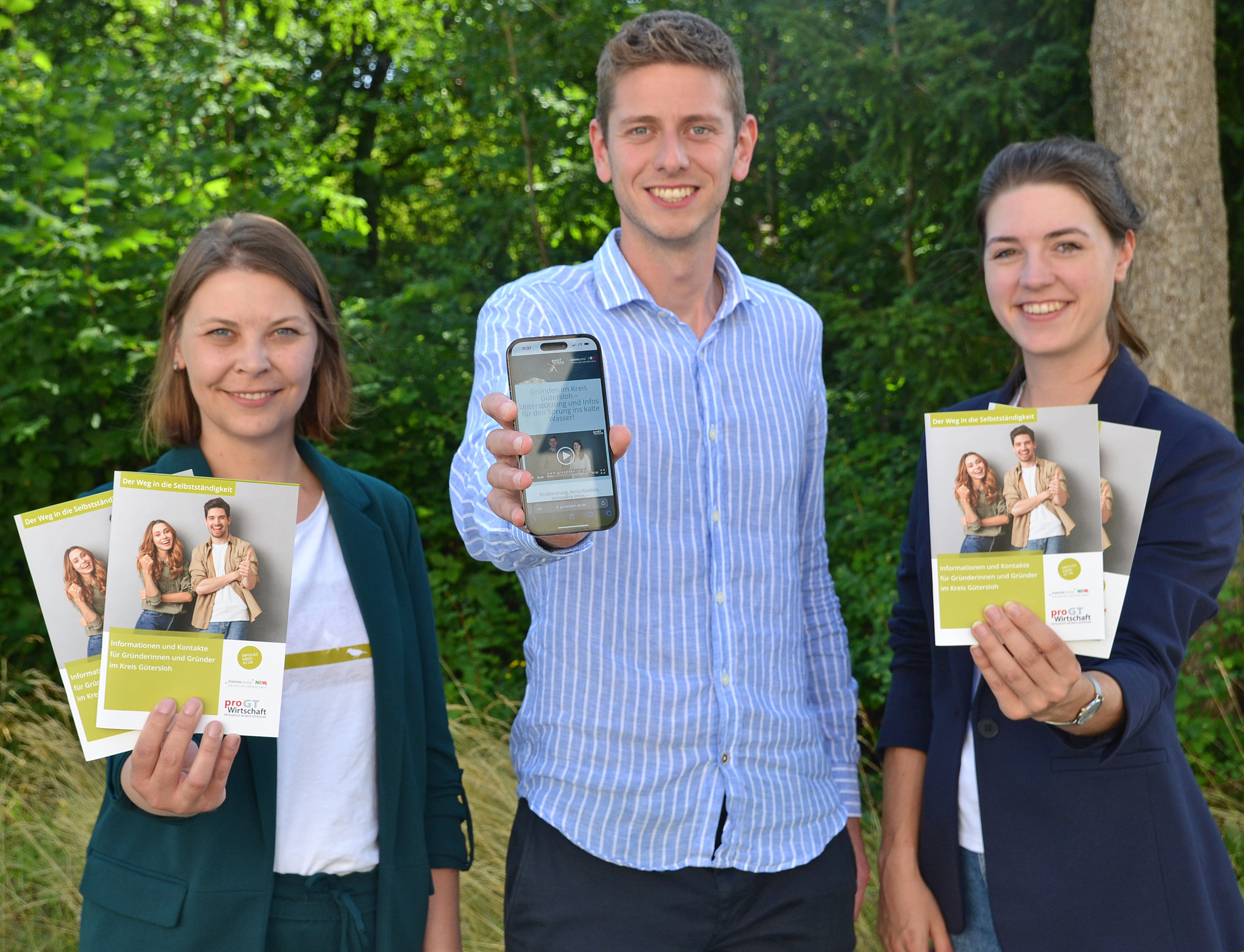 Anna Niehaus (Geschäftsführerin pro Wirtschaft GT), Christoph Küster und Kathrin Bünte (beide Gründungsberater pro Wirtschaft GT, v.l.) präsentieren Broschüre und Landingpage für Gründungsinteressierte.