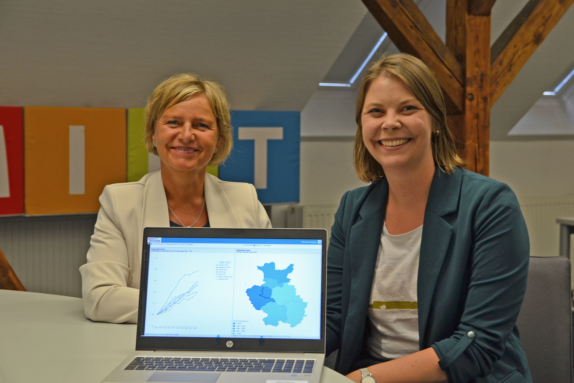 Präsentieren die zweite Auflage des Regioboard Kreis Gütersloh (v.l.): pro Wirtschaft GT Geschäftsführerinnen Nikola Weber und Anna Niehaus.