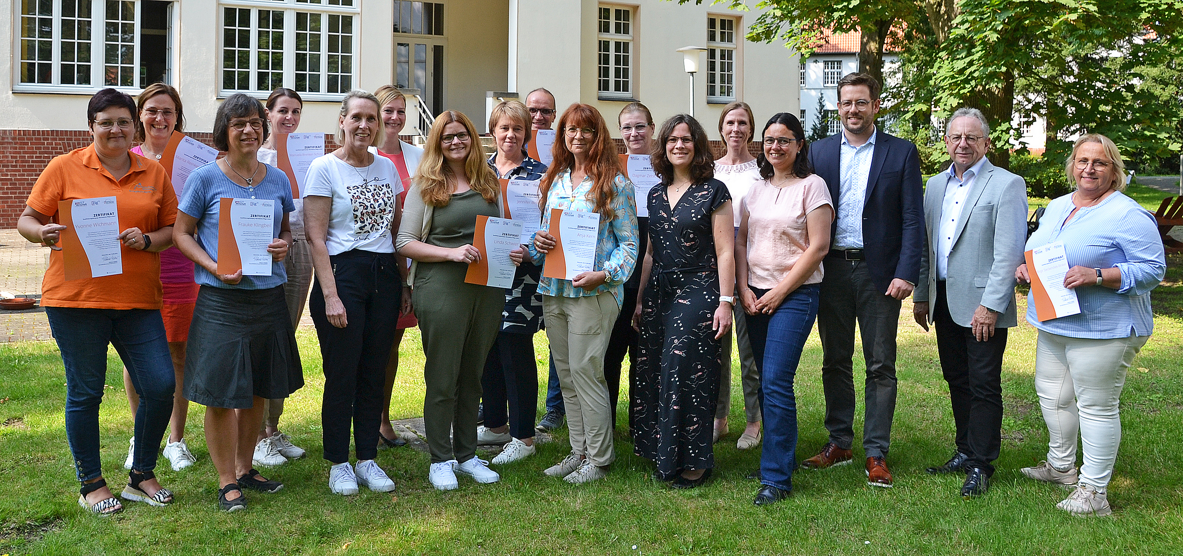 15 Teilnehmerinnen und Teilnehmer absolvierten den Lehrgang zum Betrieblichen Pflege-Lotsen. 
