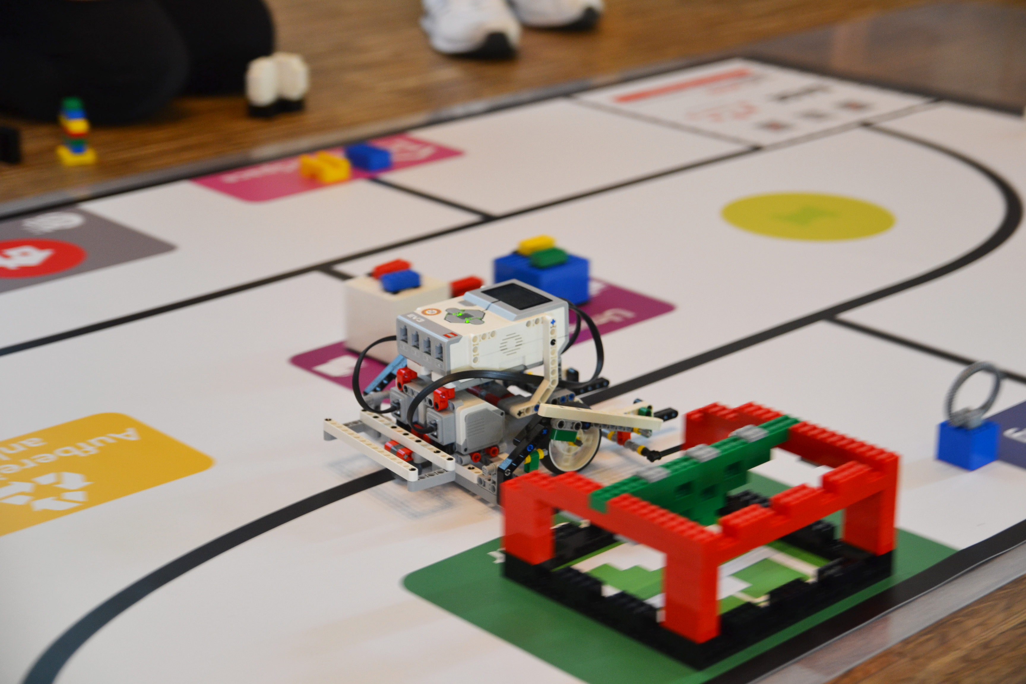 Diese Lego-Mindstorms-Roboter galt es für die Teilnehmer zu programmieren.