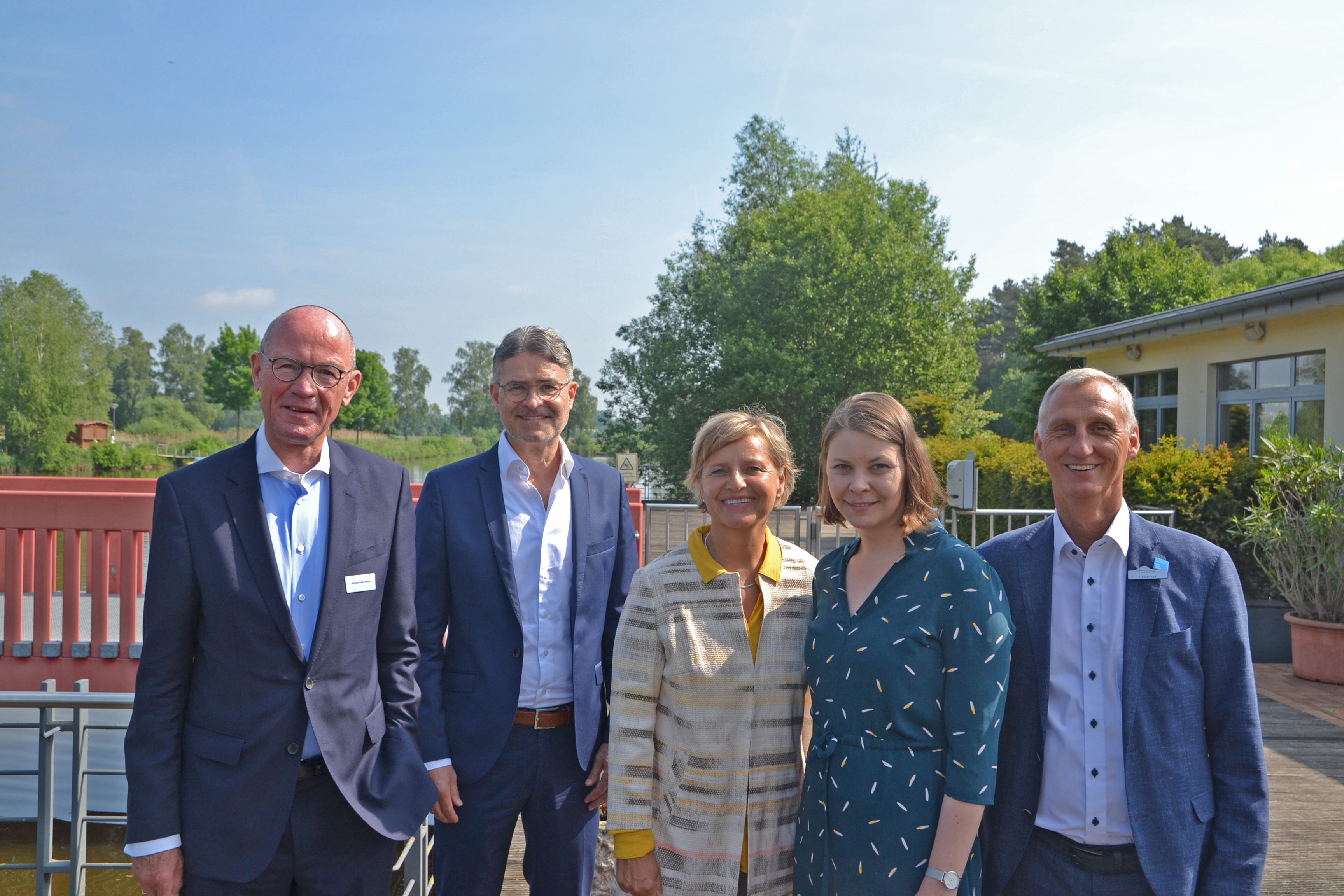 Fanden nach Corona-Pause erneut zum Frühjahresfrühstück zusammen: Johannes Hüser (Wini GT), Volker Ervens (Wini GT), Nikola Weber (pro Wirtschaft GT), Anna Niehaus (pro Wirtschaft) und Fred Kupcyzk (Jobcenter Kreis Gütersloh).