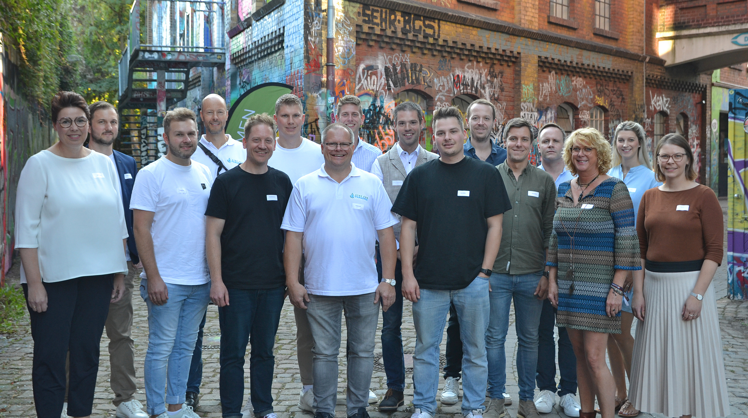 Akteure des ‚Live-Pitch Kreis Gütersloh‘ (v.l.): Anja Brentrup (Kreissparkasse Halle-Wiedenbrück), Thomas Wolf (concept GT), Thorsten Grabe (Wortmann & Partner), Oliver Diekmann (Stop for Paradise), Jörg Rodehutskors (IMA), Yannik Muntel (pro Wirtschaft GT), Matthias Kath (Stop for Paradise), Christoph Küster (pro Wirtschaft GT), Georg Vogelhuber (gus:tav), Felix Kathöfer (KATMA CleanControl), Maximilian Fleitmann, Jonas Fröhleke (gus:tav), Alexander Weese, Birgit Kostner (F7 Digital), Eileen Grabe, Anna Niehaus (pro Wirtschaft GT).