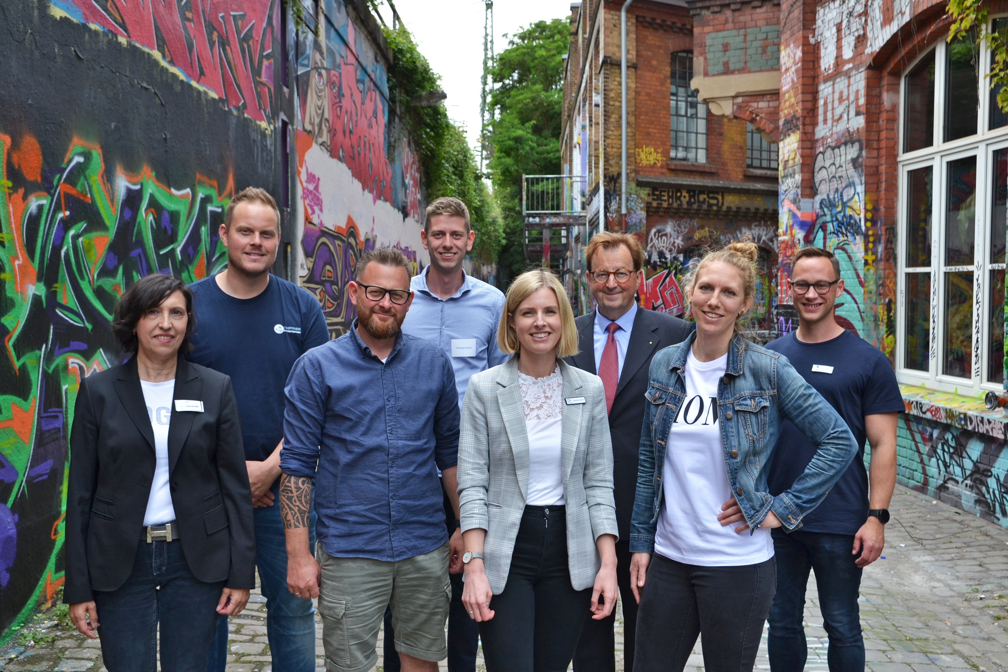 Gaben Input und Erfahrungen an Gründungsinteressierte weiter (v.l.n.r.): Ana Christina Lavrador (Handwerkskammer Ostwestfalen), Michael Schiffner (Schiffner Elektrotechnik), Marko Stücker (Marko’s Genuss Bulli), Christoph Küster (pro Wirtschaft GT), Lina Wiegmann-Cardinal (concept GT), Rainer Schorcht (Vizepräsindent IHK OWL), Lena Held (KIDS&COFFEE) und Tobias Kaufmann (IHK OWL).