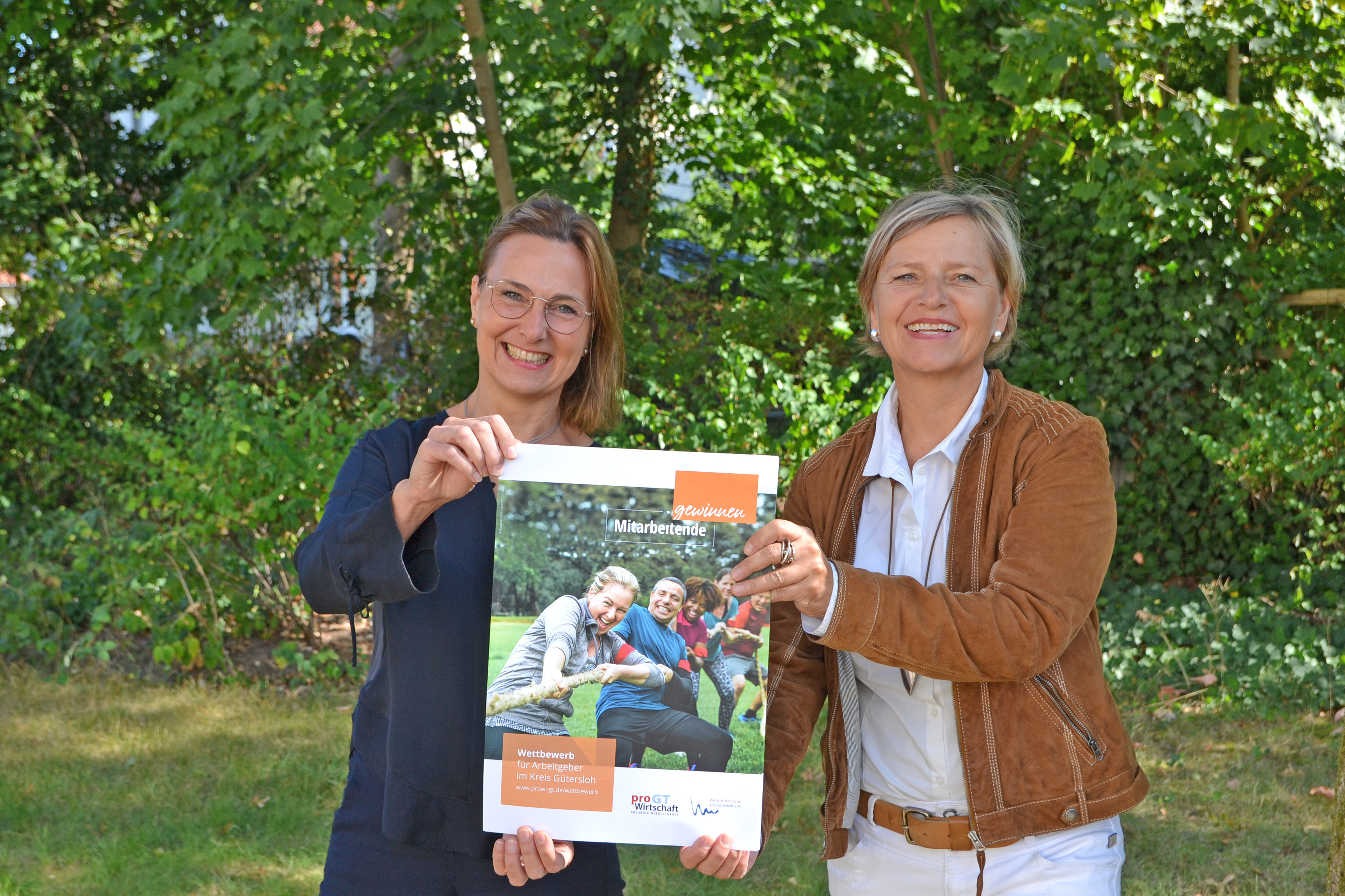Maßnahmenkatalog zur Steigerung der Arbeitgeberattraktivität: Dr. Marita Reinkemeier (links) und Nikola Weber freuen sich über die nun veröffentlichte Sammlung von Best Practice-Beispielen.