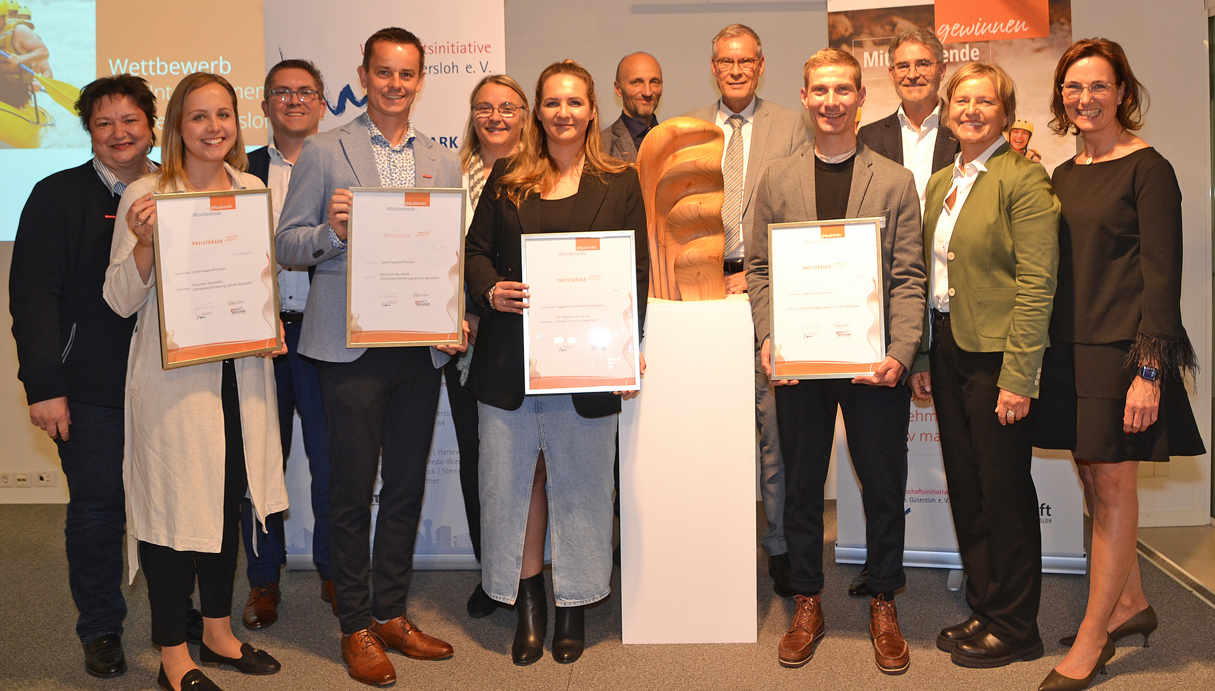 Wer wird in diesem Jahr Preisträger? Die Akteure aus dem Wettbewerbsjahr 2023 umringen die Preisskulptur. 