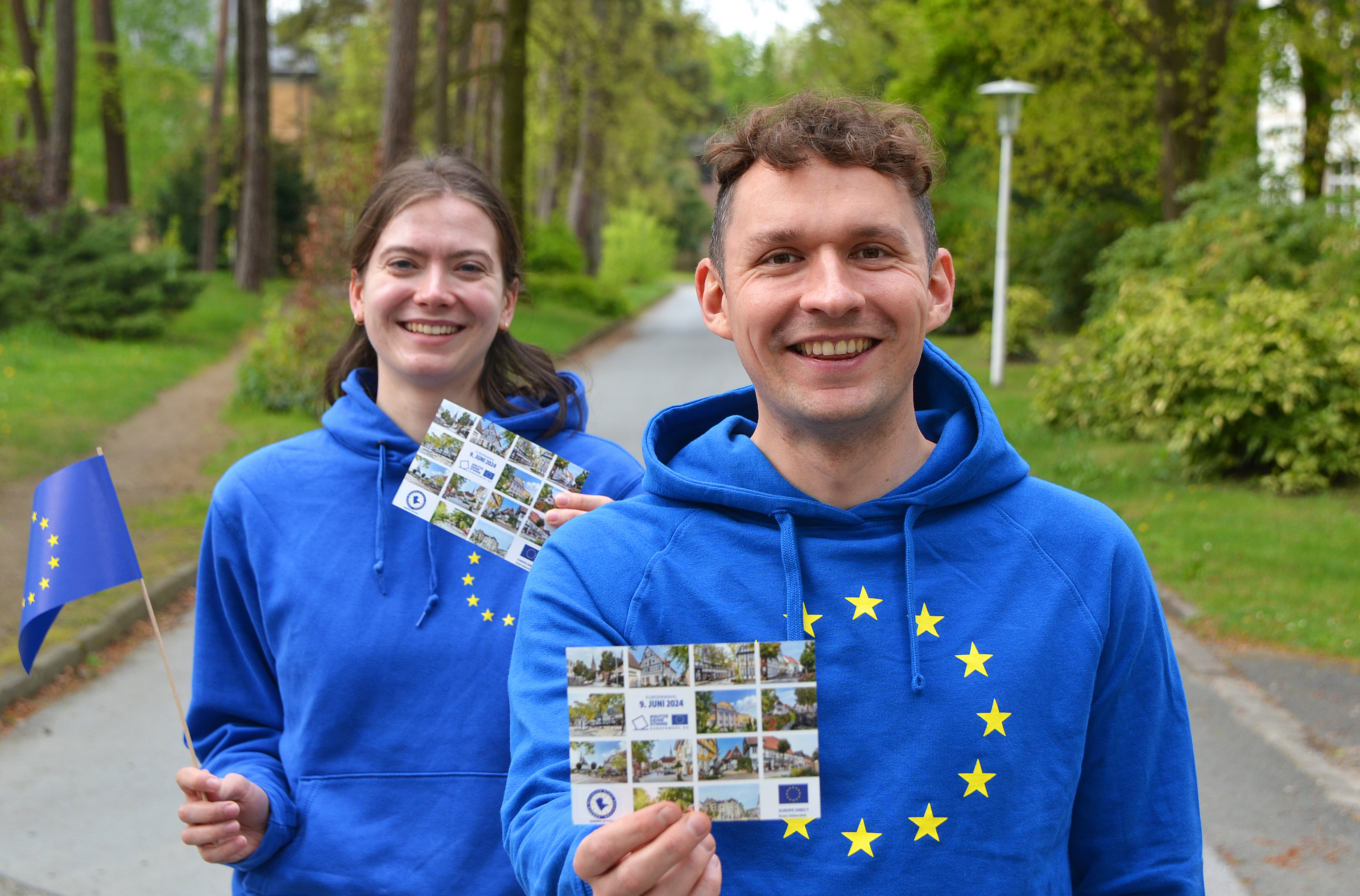 Haben ein vielfältiges Programm für die Europawochen zusammengestellt: Mona Schmitz und Rouven Piesch vom EUROPE DIRECT Kreis Gütersloh